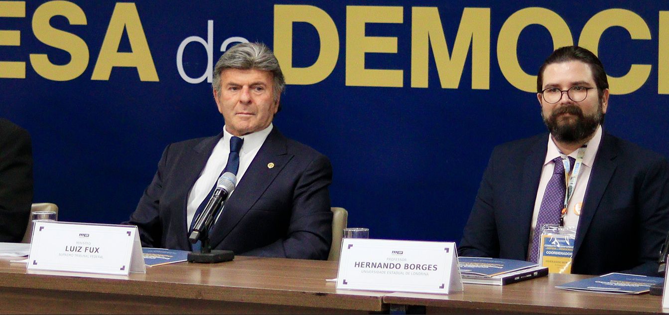 Hernando Borges Neves Filho e Ministro Luiz Fux no painel de desinformação do STF